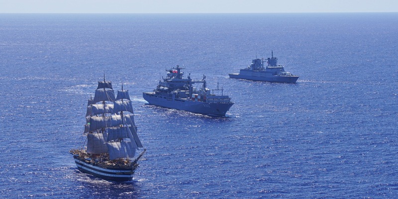 Medikamentenlieferung in See: Deutscher Marineverband hilft italienischem Segelschulschiff im Pazifik - Foto: presseportal.de