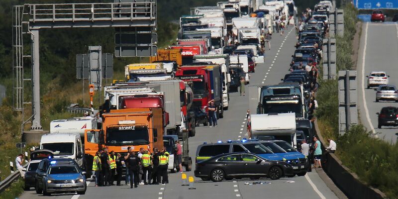 Ein 55-Jähriger bedroht nach einem Unfall Polizisten mit einem Messer. Erst ein Schuss in den Oberschenkel kann ihn nach Polizeiangaben aufhalten. - Foto: Thomas Nyfeler/dpa/dpa