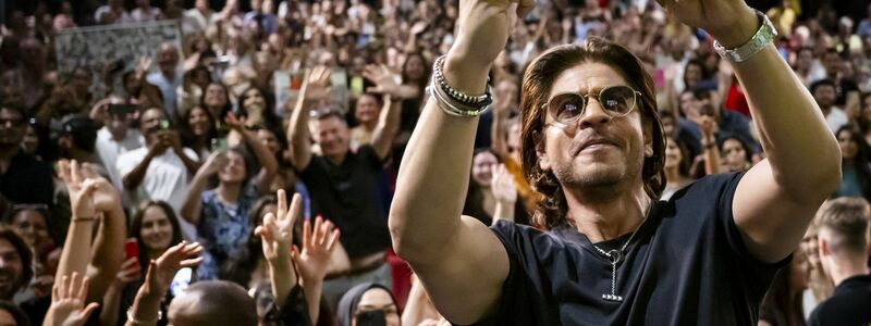 Tausende feiern Bollywood-Superstar Shah Rukh Khan in Locarno. - Foto: Jean-Christophe Bott/KEYSTONE/dpa