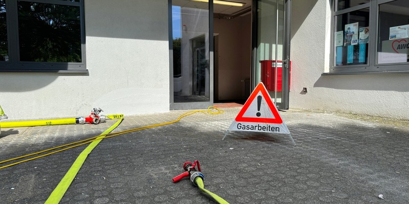 FW Marienheide: Gasaustritt in Gesamtschule sorgt für längeren Einsatz der Feuerwehr - Foto: presseportal.de