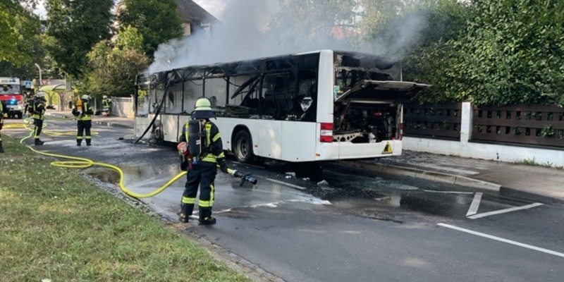 FW-BN: Erneut brennt ein Linienbus komplett aus - Keine verletzten Personen - Foto: presseportal.de