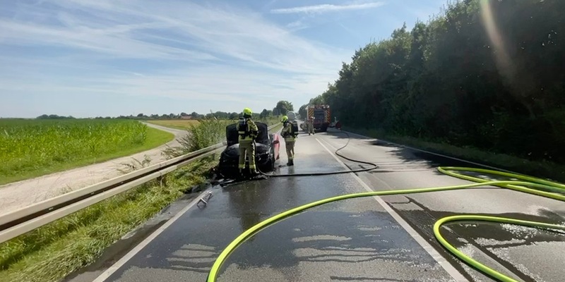 FW Alpen: Pkw brannte auf der Bundesstraße 58 - Foto: presseportal.de
