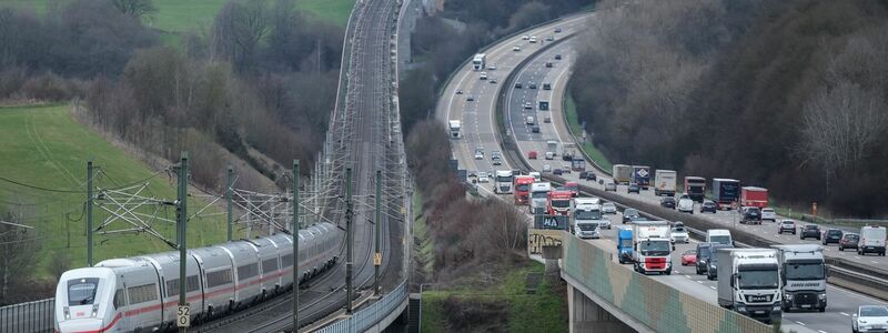 Ein ICE der Deutschen Bahn fährt auf der Hochgeschwindigkeitsstrecke zwischen Frankfurt und Köln neben der Autobahn. (Foto Archiv). - Foto: Oliver Berg/dpa