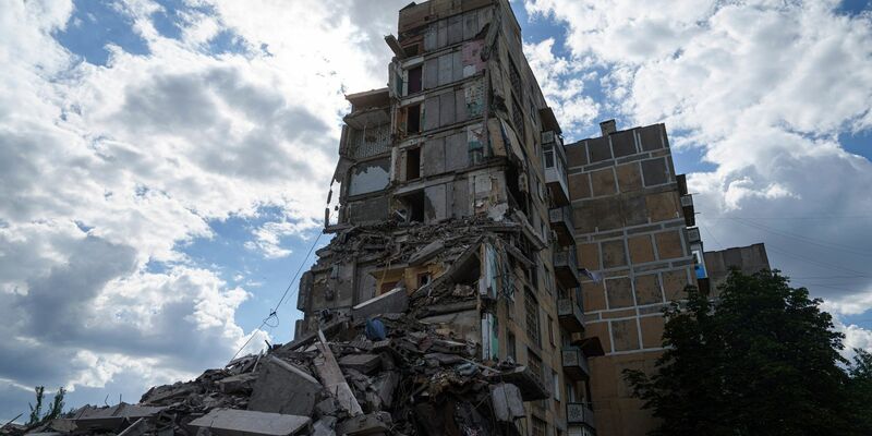 Die Front zwischen russischen und ukrainischen Truppen verläuft direkt durch die ostukrainische Stadt Torezk. (Archivbild) - Foto: Evgeniy Maloletka/AP/dpa