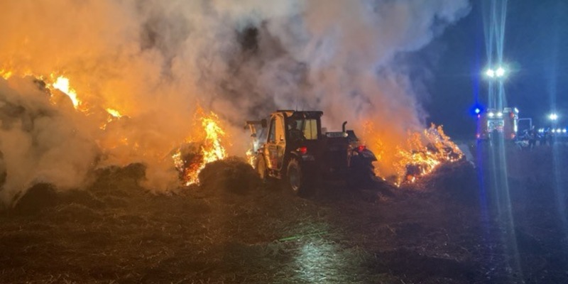 FW-BN: Strohmiete steht in Flammen - Langwieriger Einsatz im Meßdorfer Feld - Foto: presseportal.de