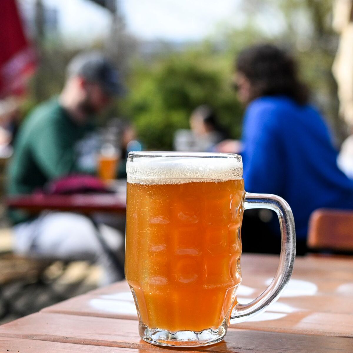 Ein Bier steht auf einem Tisch in einem Berliner Biergarten. (Archivbild) - Foto: Jens Kalaene/dpa