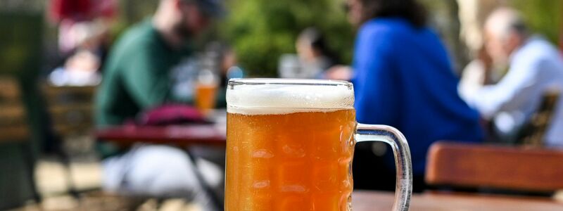 Ein Bier steht auf einem Tisch in einem Berliner Biergarten. (Archivbild) - Foto: Jens Kalaene/dpa