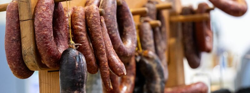 Verschiedene Wurstsorten am Stand eines Fleischprodukte-Herstellers auf der Grünen Woche in Berlin. (Archivbild) - Foto: Monika Skolimowska/dpa