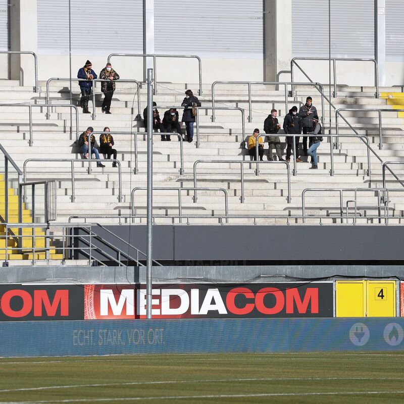 Okay, das ist besonders leer: Blick auf nur wenige Fans in einem Fußballstadion. (Archivbild) - Foto: Friso Gentsch/dpa