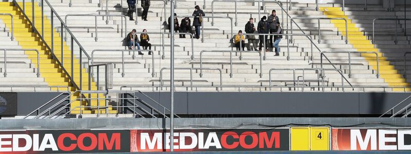 Okay, das ist besonders leer: Blick auf nur wenige Fans in einem Fußballstadion. (Archivbild) - Foto: Friso Gentsch/dpa