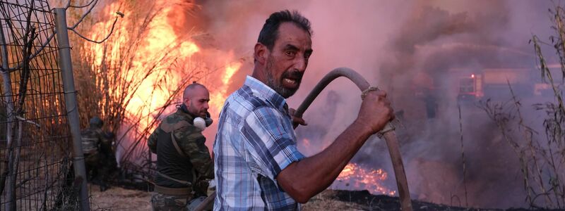 Die Verzweiflung der Anwohner ist groß. - Foto: Aggelos Barai/AP