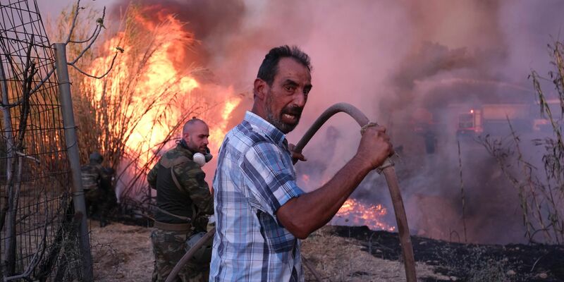 Im Norden von Athen wütetete gerade über Tage hinweg ein Großbrand. - Foto: Aggelos Barai/AP