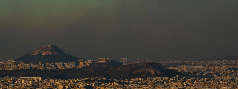 Der Rauch der Brände sorgt für sehr hohe Feinstaubwerte in Athen. - Foto: Petros Giannakouris/AP/dpa