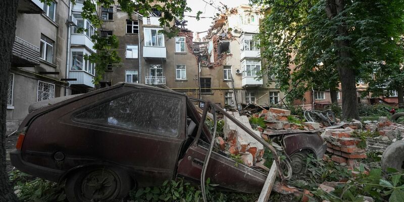 In der Stadt Sumy sind nach Angaben der Gebietsverwaltung Infrastrukturobjekte getroffen worden. (Archivbild) - Foto: Andrii Marienko/AP/dpa