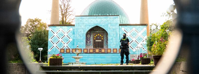 Seit dem Verbot des IZH ist auch die Blaue Moschee an der Hamburger Außenalster geschlossen. (Archivbild) - Foto: Daniel Bockwoldt/dpa