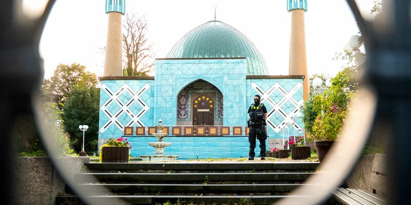 Die Hamburger Innenbehörde will den bisherigen Leiter des Islamischen Zentrums Hamburg abschieben. (Archivbild) - Foto: Daniel Bockwoldt/dpa
