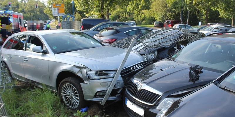 POL-SI: 39-Jähriger kommt mit Audi von Fahrbahn ab und beschädigt auf Pendlerparkplatz fünf Pkw - #polsiwi - Foto: presseportal.de