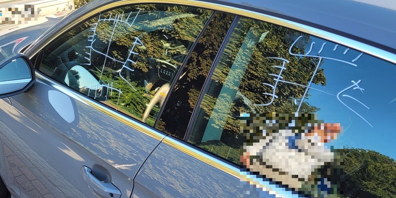 POL-STD: Unbekannter bemalt in Buxtehude neun Autos mit weißen Zeichen - Sachschaden in Höhe von mehreren tausend Euro verursacht - Foto: presseportal.de