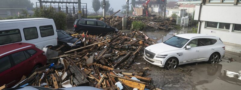 Trümmer und Schlamm am Bahnhof von Brienz. Auch die Gleise wurden durch das Unwetter beschädigt. - Foto: Alessandro Della Valle/KEYSTONE/dpa