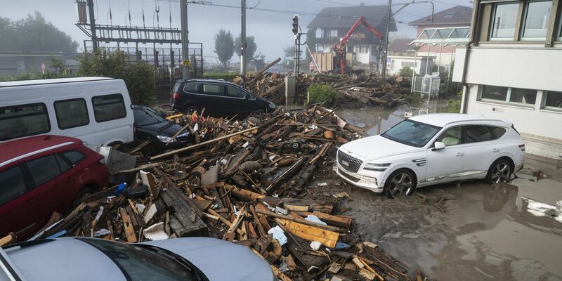 Trümmer und Schlamm am Bahnhof von Brienz. Auch die Gleise wurden durch das Unwetter beschädigt. - Foto: Alessandro Della Valle/KEYSTONE/dpa