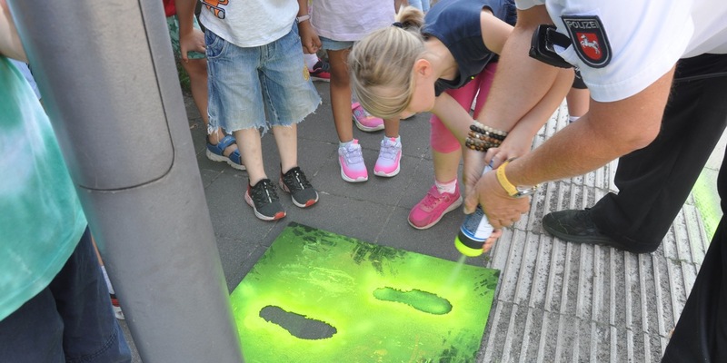 POL-CE: Aktion Gelbe Füße - mehr Sicherheit auf dem Schulweg - Foto: presseportal.de