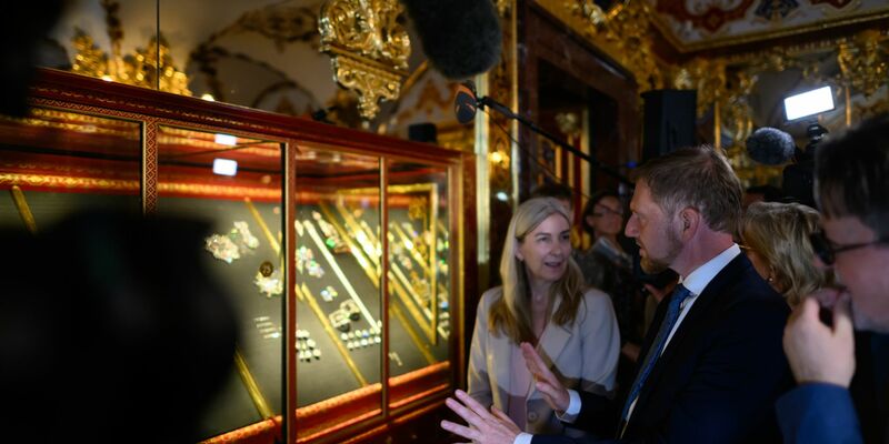 Sachsens Ministerpräsident Michael Kretschmer und die Generaldirektorin der Staatlichen Kunstsammlungen Dresden, Marion Ackermann, vor der mit den zurückgekehrten Beutestücken des Einbruchs von 2019 wieder bestückten Virtrine im Histortischen Grünen Gewölbe Dresden - Foto: Robert Michael/dpa