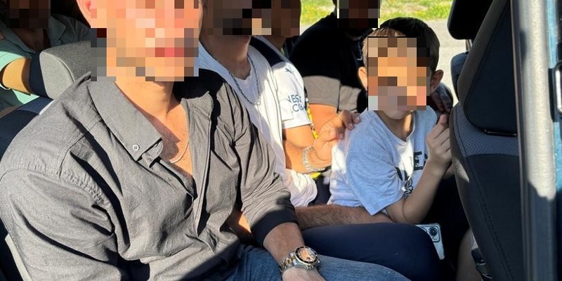 Bundespolizeidirektion München: Im überbesetzten Auto geschleust/ Bundespolizei stoppt Auto mit elf Migranten - Foto: presseportal.de