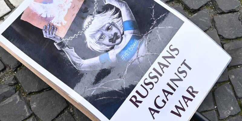 Nicht viele Menschen in Russland protestieren gegen den Krieg. Klassik-Weltstars erinnern an einen Musiker, der seine Standhaftigkeit mit dem Leben bezahlte. (Archivbild) - Foto: Felix Hörhager/dpa