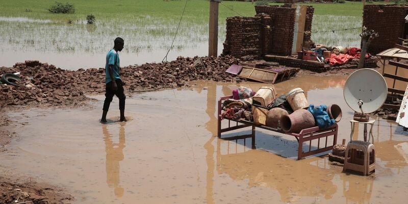 Fluten zerstörten im Sudan Häuser und Straßen, so wie hier in Al-Jazirah. (Archivbild) - Foto: Marwan Ali/AP/dpa