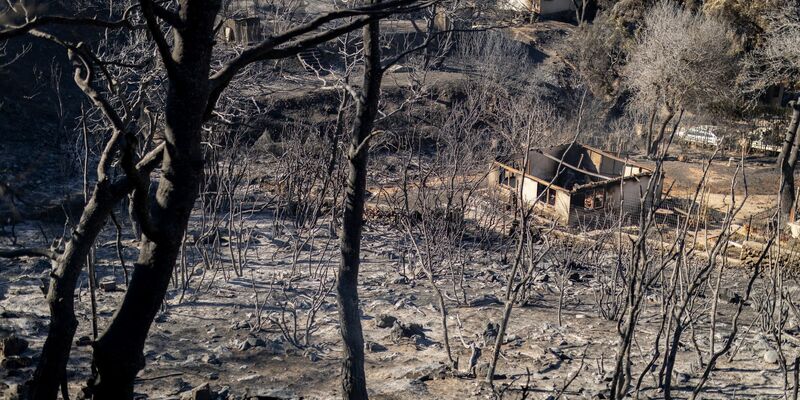 Hausbesitzer begutachten in Ano Patima, was von ihrem Eigenheim übrig geblieben ist.  - Foto: Socrates Baltagiannis/dpa