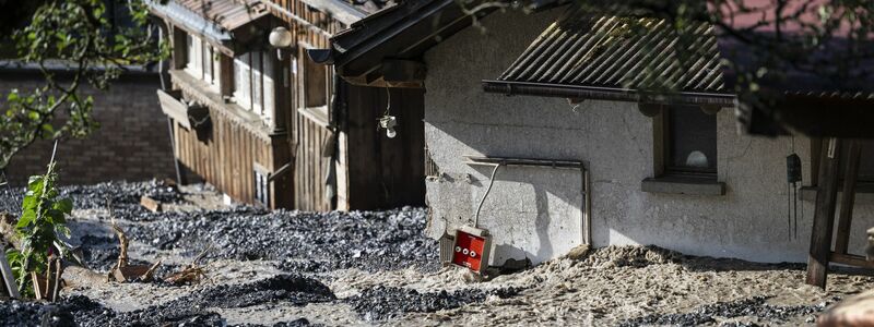 Nachbarn begutachten ungläubig die Schäden in Brienz. - Foto: Alessandro Della Valle/KEYSTONE/dpa