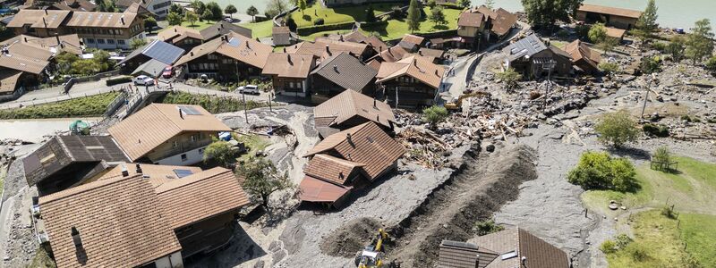 Meterhohe Schuttberge türmen sich im Schweizer Örtchen Brienz.  - Foto: Adrian Reusser/KEYSTONE/dpa