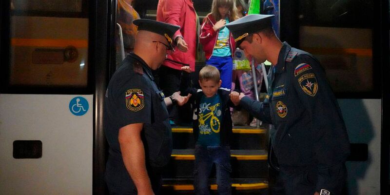 Aus dem russischen Gebiet Kursk, in dem ukrainische Truppen vorrücken, werden Zehntausende Menschen in Sicherheit gebracht. - Foto: Uncredited/Russian Emergency Ministry Press Service/AP/dpa