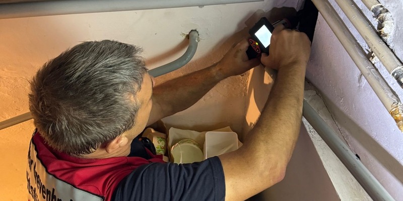 FW Grevenbroich: Feuerwehr Grevenbroich rettet abgestürztes Katzenkind nach 7,5 Stunden aus Todesfalle / Kater Leo verschwand durch ein Loch im Dachboden - Sturz in Gebäudewinkel - Zimmerwand aufgebrochen - Foto: presseportal.de