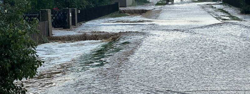 In Bayern treffen die Unwetter die Stadt Weißenburg. - Foto: Goppelt/vVfogra/dpa