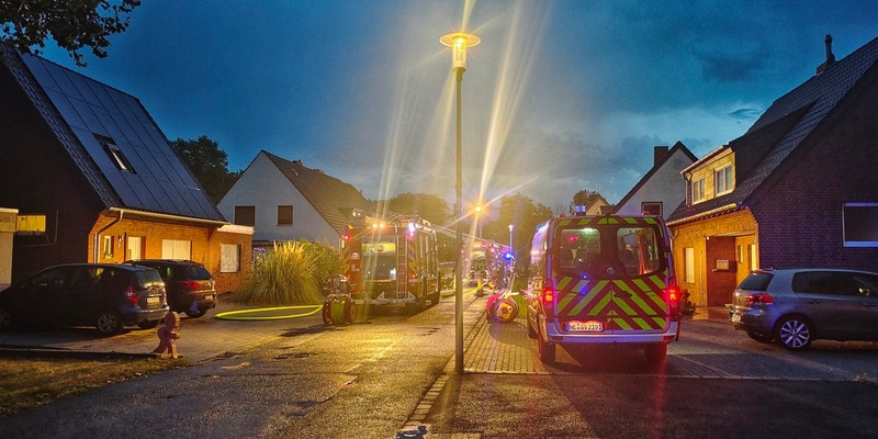 FW Grevenbroich: Starker Blitz beschädigt zwei Häuser bei Gewitter über Grevenbroich / Feuer im Dach nach himmlischem Doppelschlag. Vier Hausbewohner kommen mit dem Schrecken davon - Foto: presseportal.de
