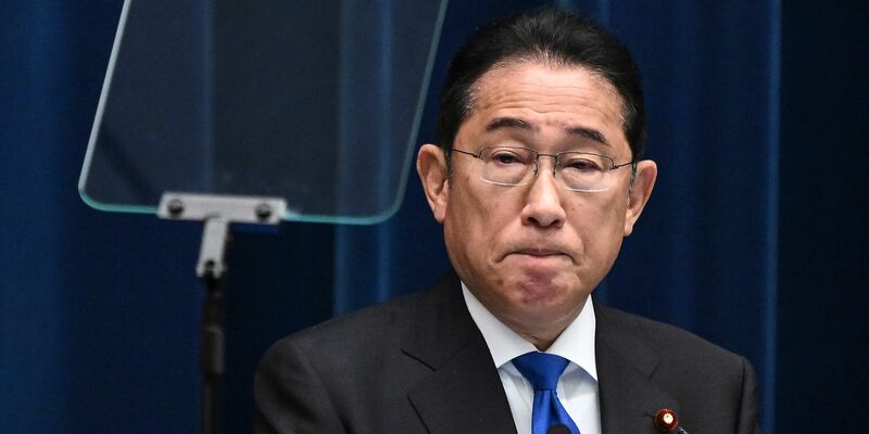 Japans Regierungschef Kishida zieht die Konsequenzen aus einer Parteispendenskandal. - Foto: Philip Fong/Pool AFP/AP/dpa