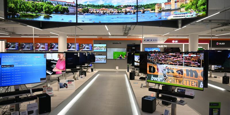 Media Markt und Saturn haben während der Fußball-EM mehr Fernseher verkauft. (Archivbild) - Foto: Henning Kaiser/dpa