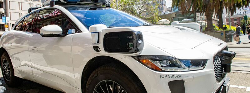 Als führend Robotaxis-Anbieter gilt bislang Waymo. (Archivbild) - Foto: Andrej Sokolow/dpa