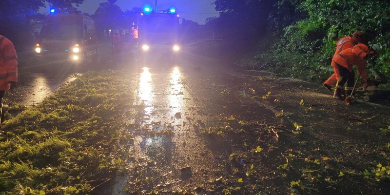 FW Sonsbeck: Umgestürzte Bäume in Labbeck infolge eines Unwetters - Foto: presseportal.de