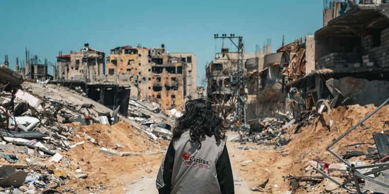 Caritas international: Helfer immer öfter im Kreuzfeuer - Welttag der Humanitären Hilfe: Völkerrecht vielerorts kein Schutz mehr - Zwischenfälle verdreifacht - Gaza tödlichster Ort für Helfer - Foto: presseportal.de