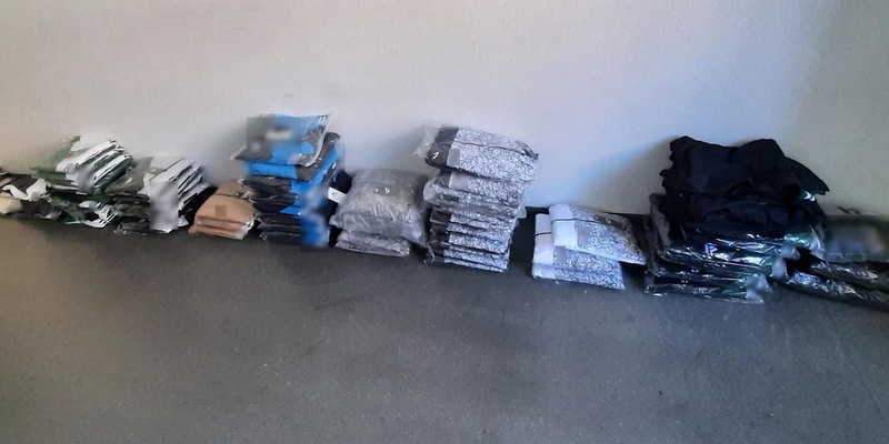 BPOL NRW: Bundespolizei stellt am Hauptbahnhof Aachen 2 Männer mit Plagiaten namhafter Sportbekleidungshersteller im Verkehrswert von mehreren tausend Euro - Foto: presseportal.de