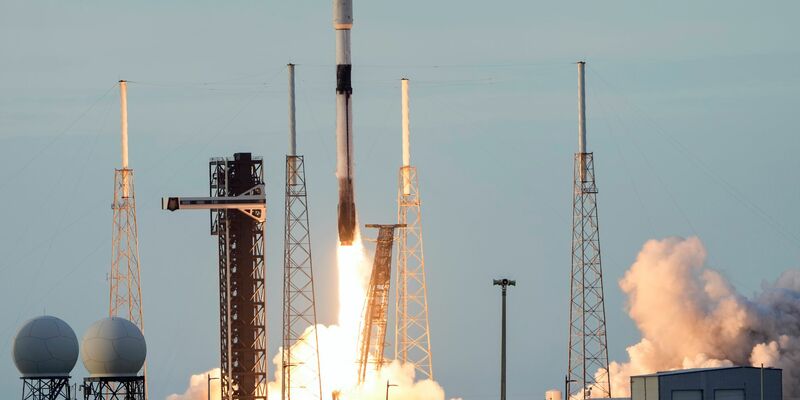An Bord so einer Falcon-9-Rakete soll die Deutsche Rabea Rogge ins Weltall starten. - Foto: John Raoux/AP/dpa
