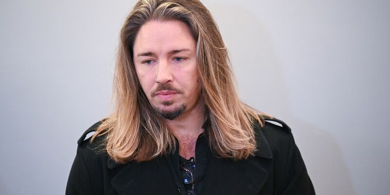 Gil Ofarim hatte vor dem Landgericht Leipzig gestanden, sich den antisemitischen Vorfall ausgedacht zu haben. - Foto: Hendrik Schmidt/dpa