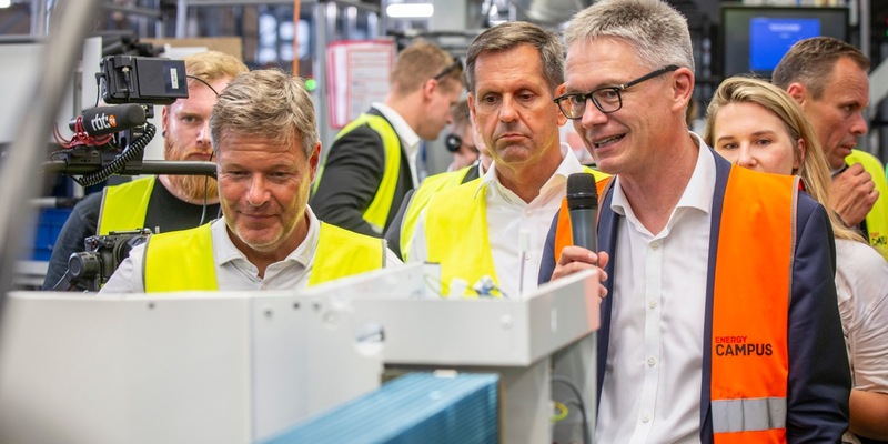 Wirtschaftsminister Robert Habeck besucht Stiebel Eltron in Holzminden / Jetzt ist der richtige Moment, eine Gas- oder Ölheizung durch eine Wärmepumpe zu ersetzen - Foto: presseportal.de