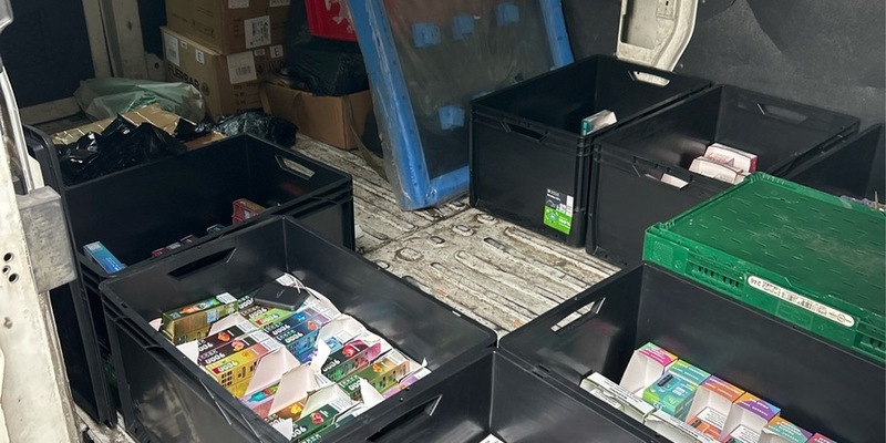 HZA-DO: Aufmerksamer Bürger beobachtet illegalen Verkauf / 795 Einweg E-Zigaretten und 29 Dosen Snus beschlagnahmt - Foto: presseportal.de