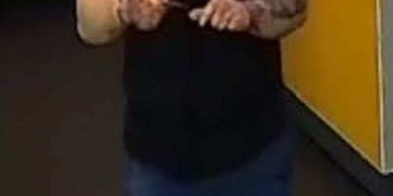 POL-Bremerhaven: Mit gestohlener EC-Karte auf Shoppingtour: Polizei sucht mit Lichtbildern nach Tatverdächtigem - Foto: presseportal.de