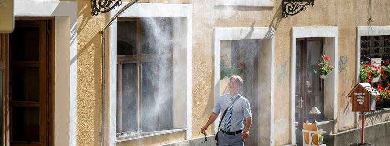 Mit vernebeltem Wasser versuchen manche Orte, es für Menschen in der Hitze angenehmer zu machen. (Archivbild) - Foto: Veronika Mihaliková/TASR/dpa