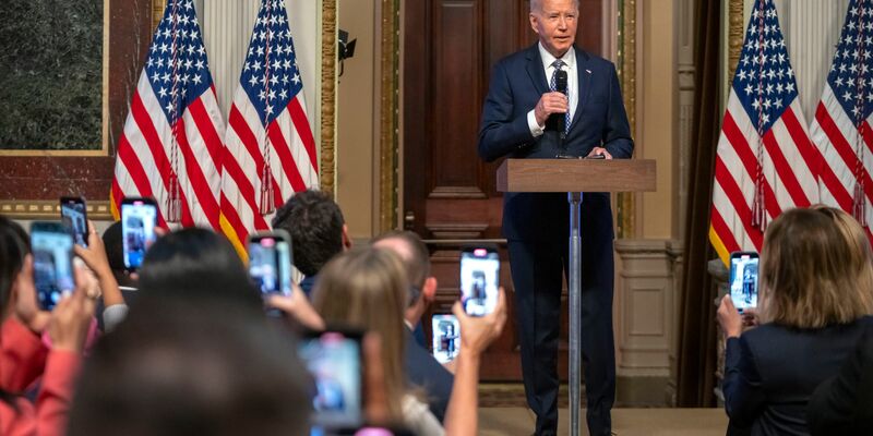 US-Präsident Joe Biden trifft sich mit Influencern. - Foto: Mark Schiefelbein/AP/dpa