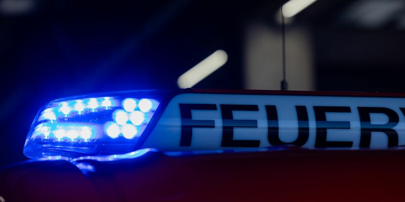 Die Feuerwehr war in der Nacht aufgrund brennender Autos mehrmals im Einsatz. (Symbolbild) - Foto: Rolf Vennenbernd/dpa